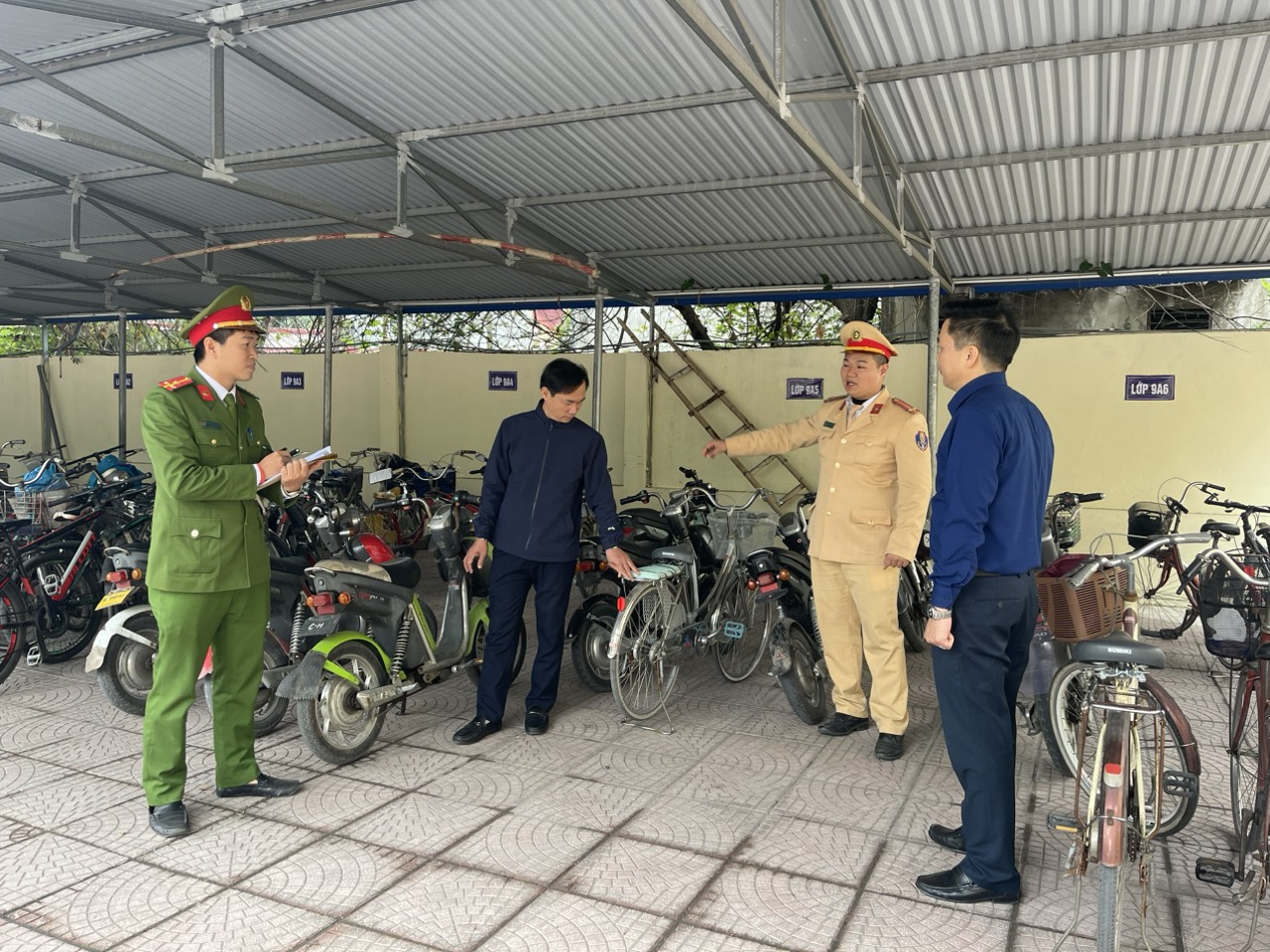 Công an huyện An Dương: Phát hiện hơn 100 phương tiện của học sinh chưa đúng quy định